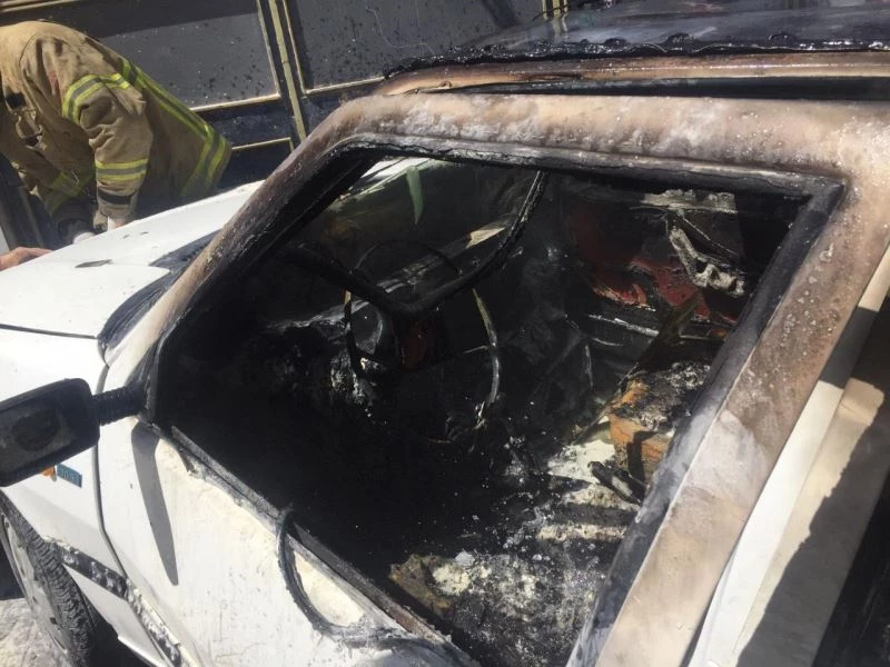 Bandırma’da park halinde araçta yangın çıktı
