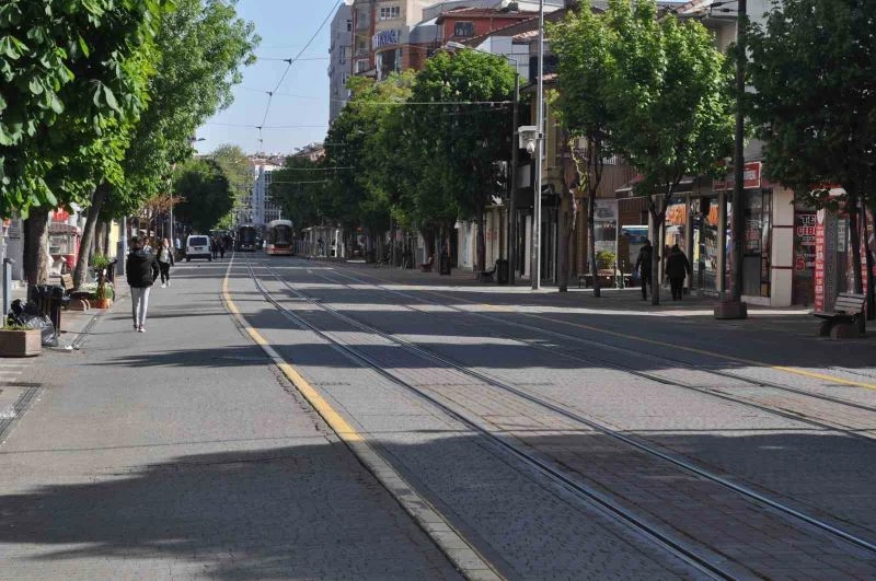 Vatandaşlar oy kullanmaya gidince çarşı sokakları sessizliğe büründü
