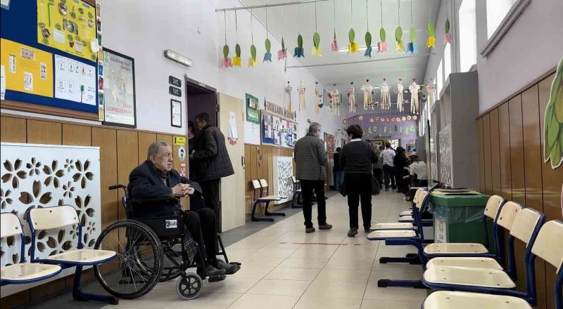 Oy kullanmak için sıraya giren 91 yaşındaki seçmen dualarla sandığa gitti
