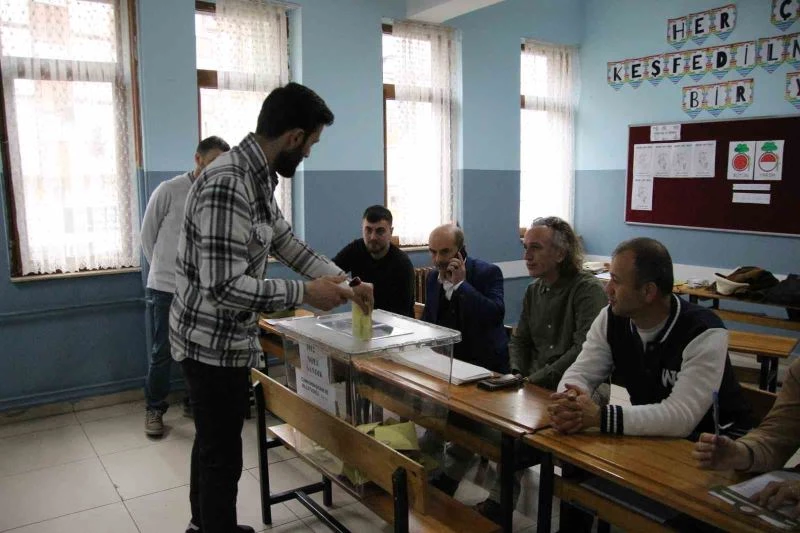 Cumhurbaşkanı Erdoğan’ın hemşehrileri oylarını kullanıyor
