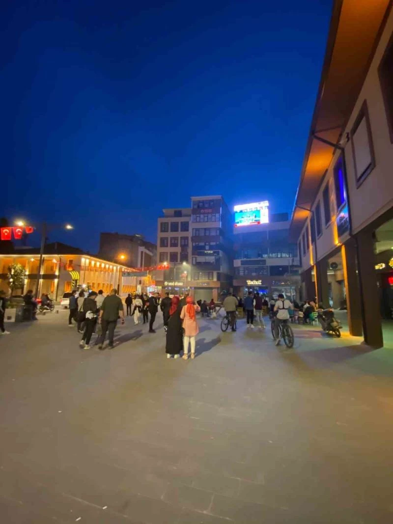 Balıkesir’de vatandaşlar seçim sonuçlarını çarşıda LED ekrandan takip ediyor
