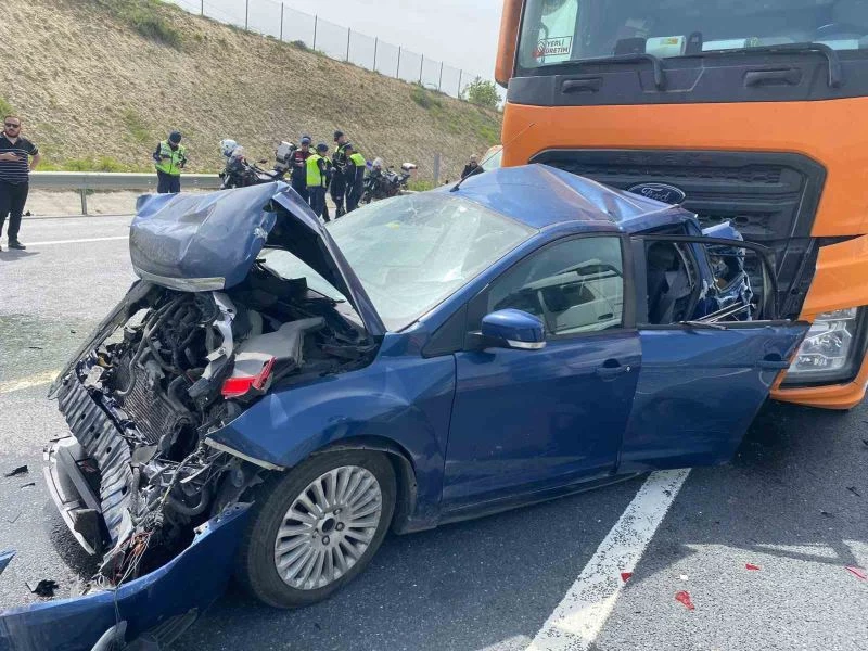 Eyüpsultan’da feci kaza: Tankerin çarptığı otomobil kullanılamaz hale geldi
