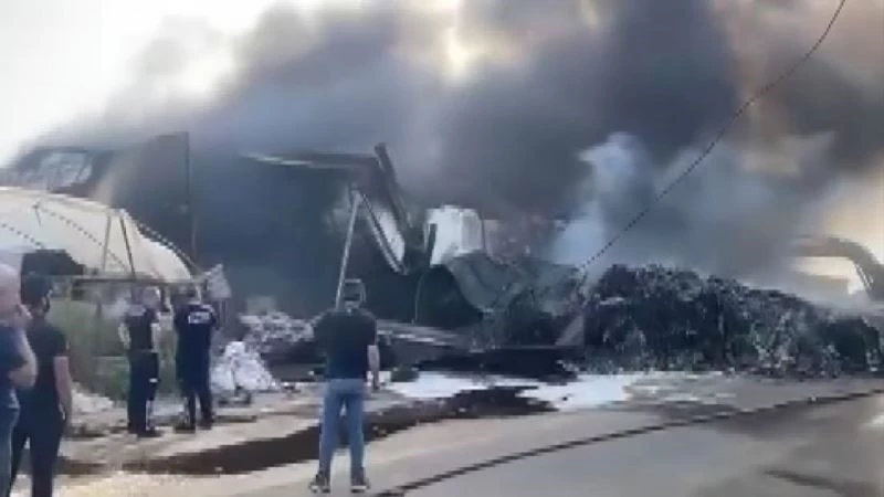 Antalya’da geri dönüşüm tesisi alev alev yandı, gökyüzü siyaha büründü
