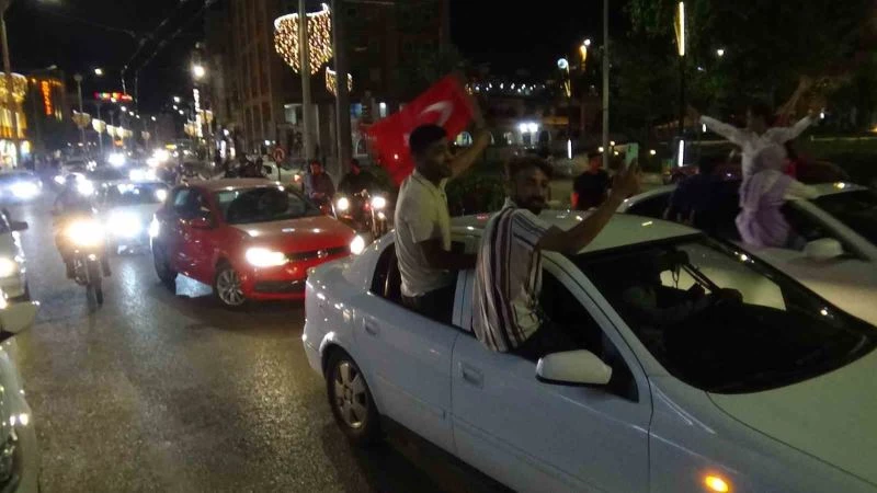 Şanlıurfa’da davullu zurnalı seçim kutlaması
