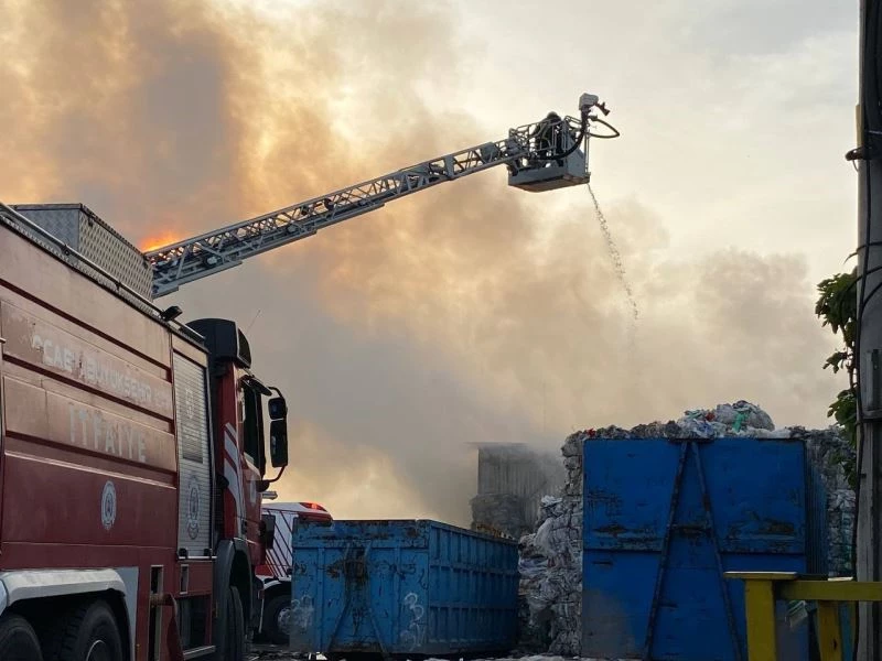 Kocaeli’de geri dönüşüm tesisinde yangın
