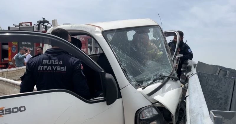 Virajı alamayan kamyonet bariyerlere çarptı, sıkışan sürücüyü itfaiye ekipleri böyle çıkardı
