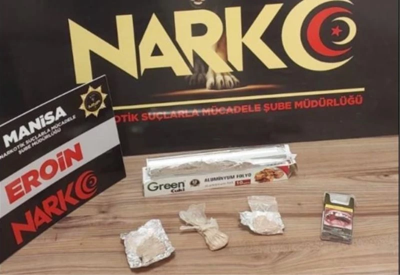 Durdurulan araçta eroinle yakalanan 2 şüpheli tutuklandı
