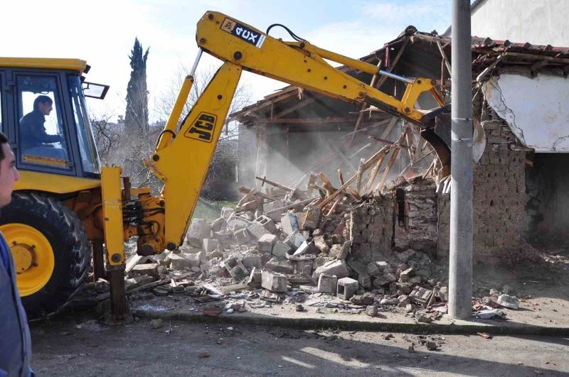 Karacabey’de metruk binalara geçit yok
