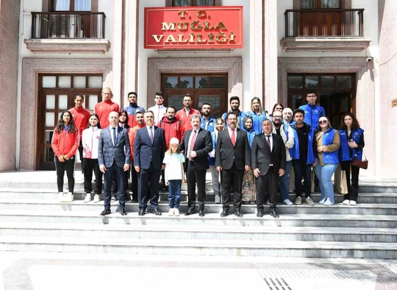 Vali Tavlı, şampiyon sporcu ve gönüllü gençlerle bir araya geldi
