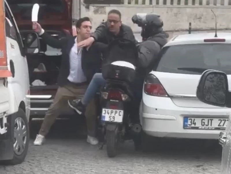 İstanbul’da satırlı dehşet kamerada: Yumruk atıp kuryeye saldırdı
