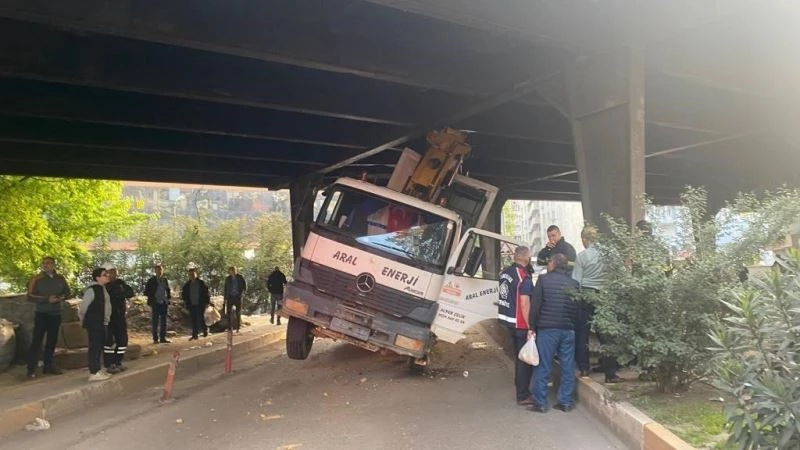 Konteynır yüklü tır köprü altına sıkıştı
