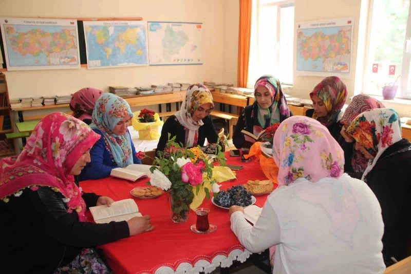  Bu okulda 7’den 70’e herkes okuyor
