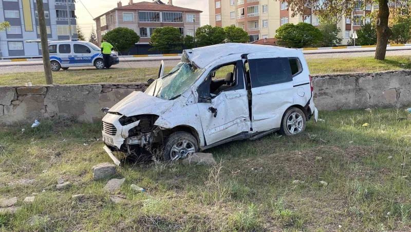 Köpeğe çarpan hafif ticari araç takla attı: 1 yaralı
