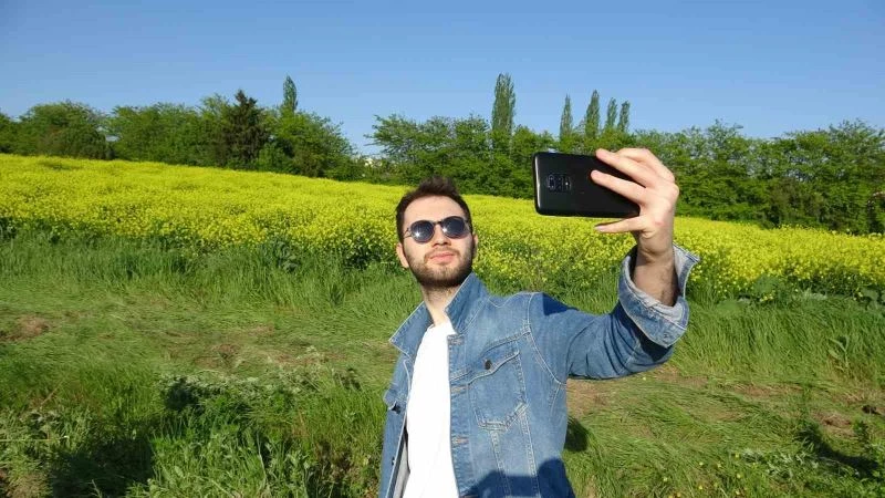 Tarla adeta sarıya boyandı, görsel şölen oluşturdu
