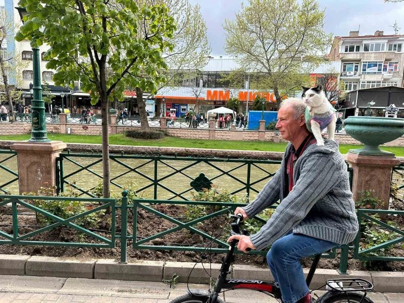 Boynunda kedisi ile tüm Türkiye’yi dolaşıyor
