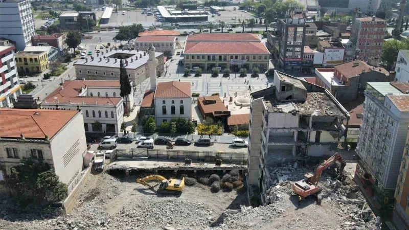Belediye binasında yıkım çalışmalarında sona gelindi

