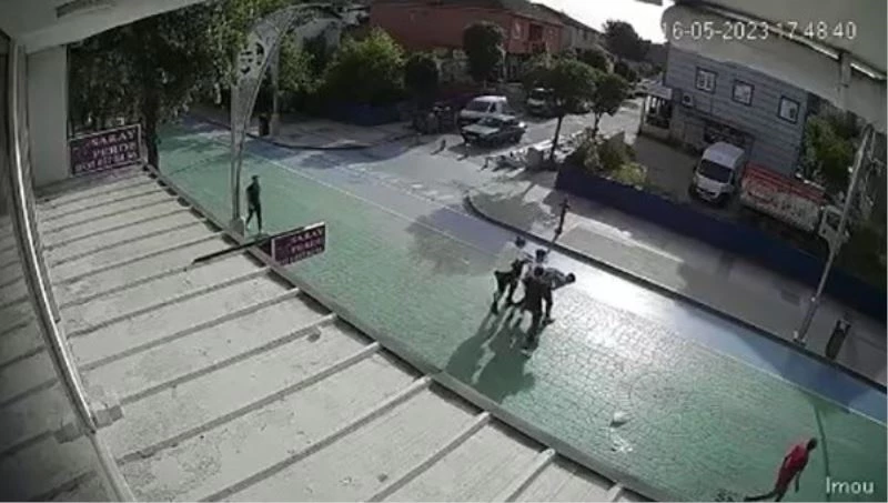 Gençlerin sokak ortasında kavgası kamerada: 2 kişi böyle darp edildi
