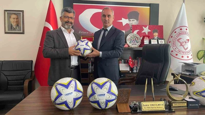 Cemar’dan Kula’daki tüm okullara futbol topu
