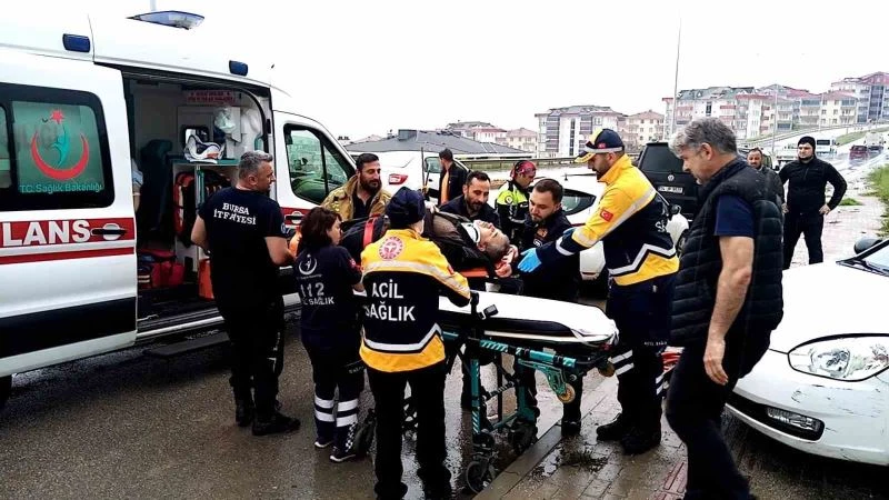 Otomobiller çarpıştı: 2 yaralı
