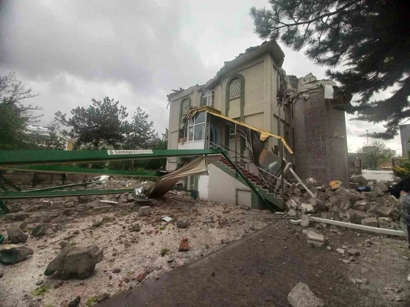 Ankara’da etkili olan fırtınada 2 caminin minaresi yıkıldı

