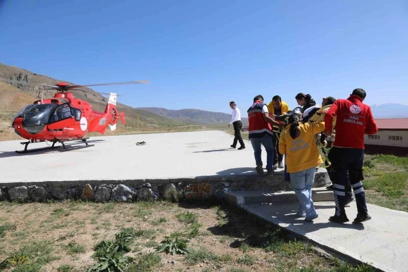 Kalp krizi geçiren vatandaş ambulans helikopterle Van’a sevk edildi

