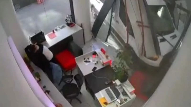 Minibüsün iş yerine girdiği kazanın yeni görüntüleri ortaya çıktı
