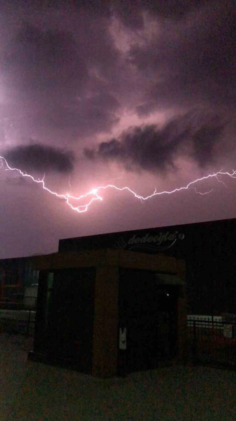 Bursa şimşekler geceyi böyle aydınlattı
