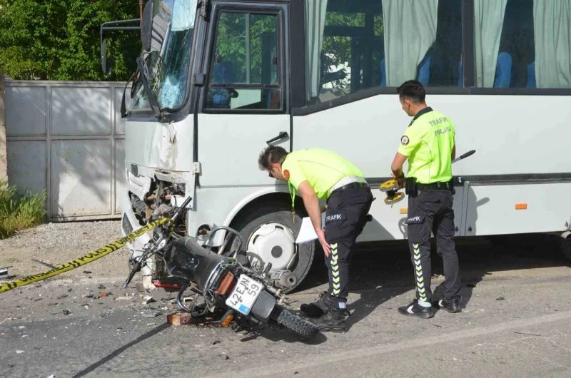 Konya’da motosiklet ile işçi servisi çarpıştı: 2 ölü
