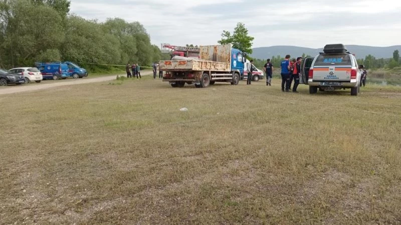 Park halindeki otomobil gölete uçtu: 3 ölü
