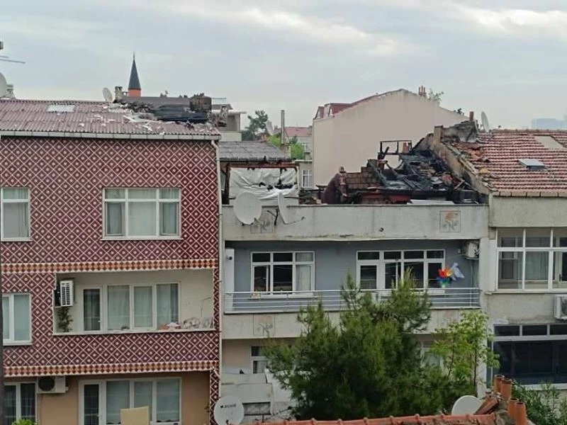 Eyüpsultan’da 2 katlı binanın çatısı alev alev yandı

