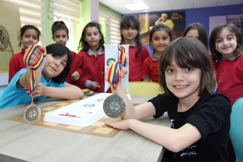 Mangala oyununda Avrupalı rakiplerini yendiler: Abla birinci, kardeş ikinci oldu
