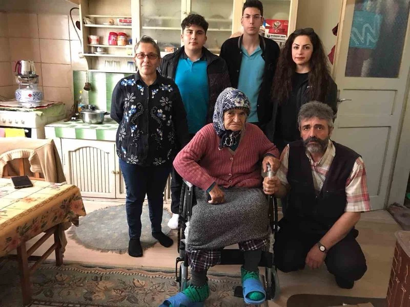 Liseden engelli vatandaşa tekerlekli sandalye
