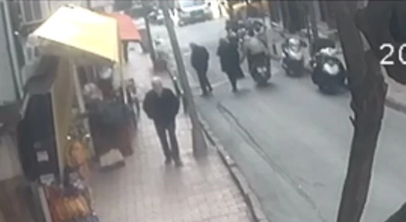 İstanbul’da yaşlı çifte kapkaç kamerada: Polis siyah bantlı plakadan çözdü
