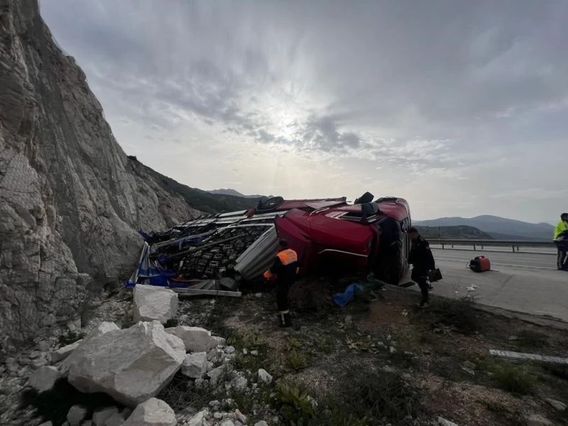 Burdur’da tır şarampole devrildi: 2 yaralı
