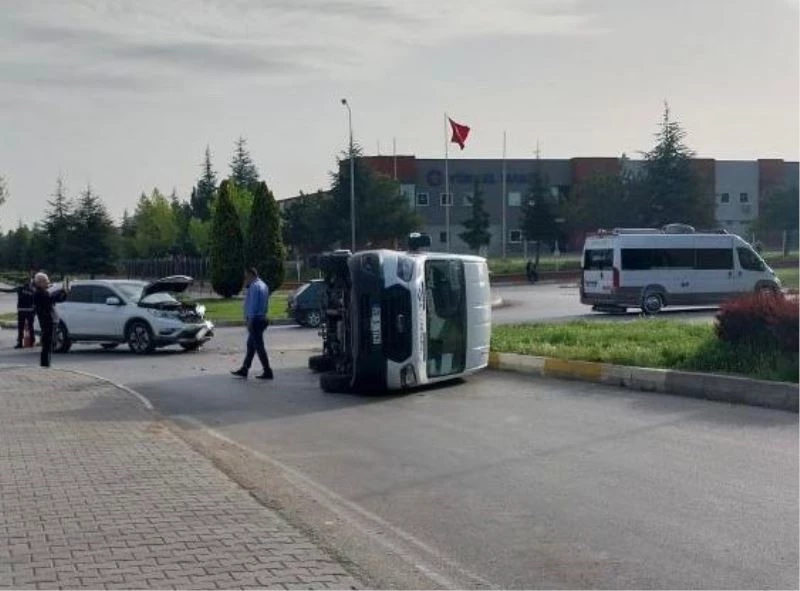 Eskişehir’de işçileri taşıyan minibüs devrildi: 5 kişi yaralandı
