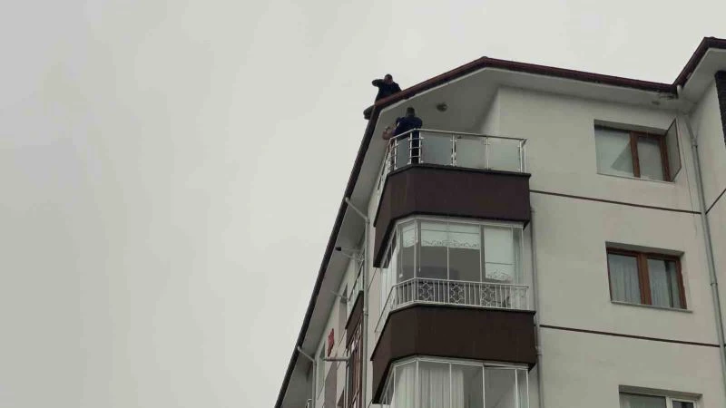 Çıktığı çatıda intihara kalkıştı, ekiplerin 1 saatlik çabasıyla ikna edildi
