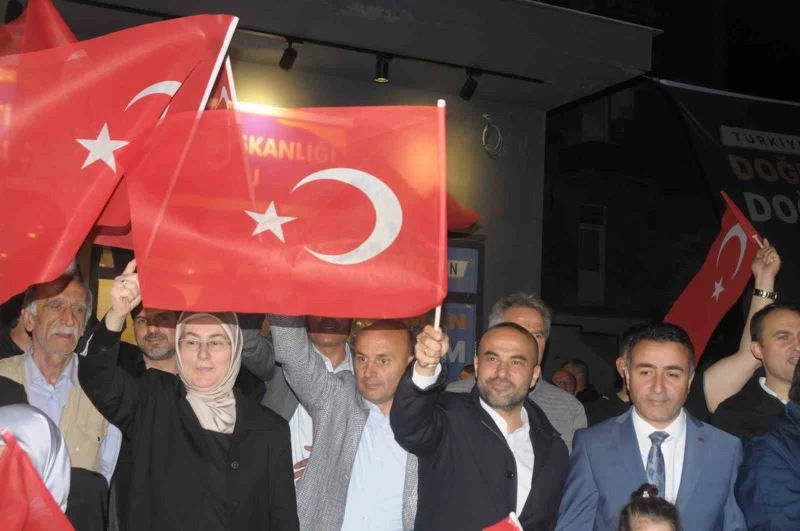 AK Parti Altınova’da miting düzenledi
