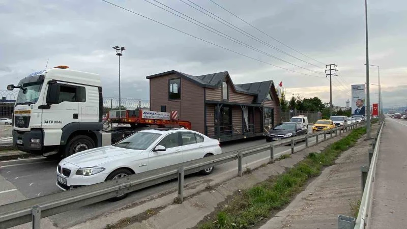 ’Yürüyen ev’ İzmit trafiğini altüst etti
