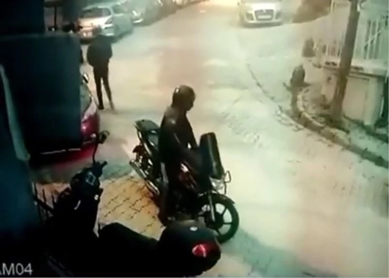 Kağıthane’de soğuk kanlı motosiklet hırsızları kamerada
