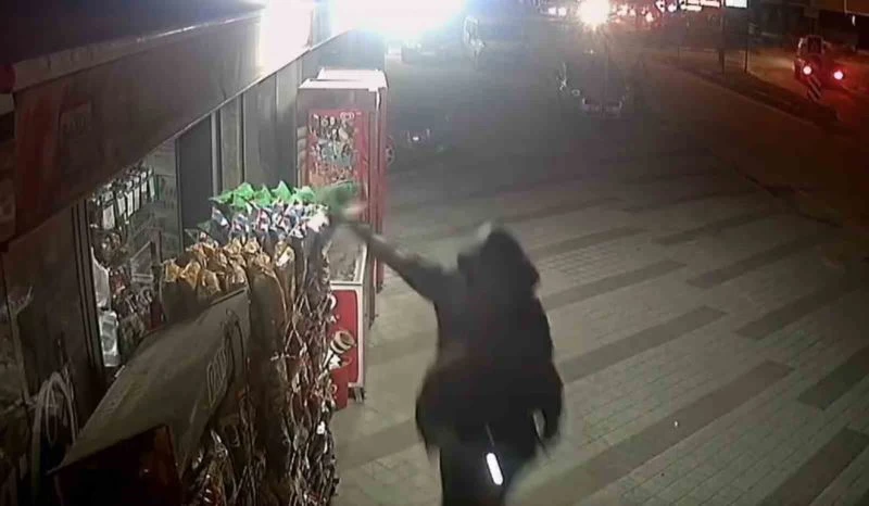 Scoterla cips çalan gençler kamerada
