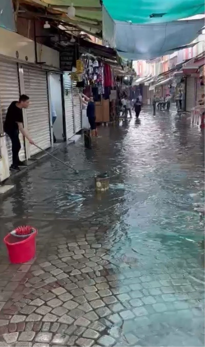 İzmir’i yine sağanak vurdu
