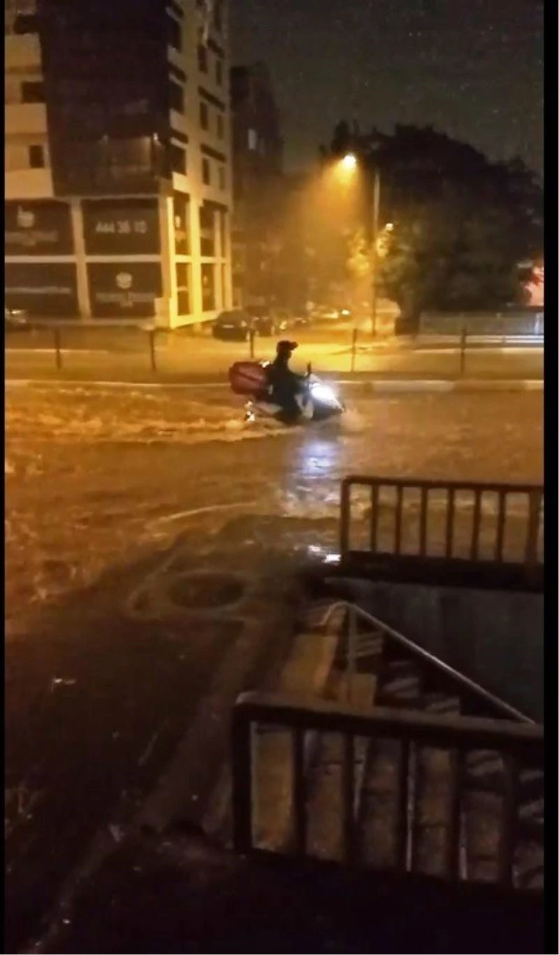 Balıkesir’de hayatı felç eden sağanak böyle görüntülendi
