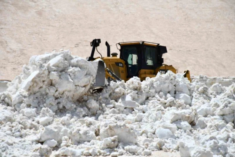 Şırnak’ta göçerlerin kullandığı karla kaplı yollar açılıyor

