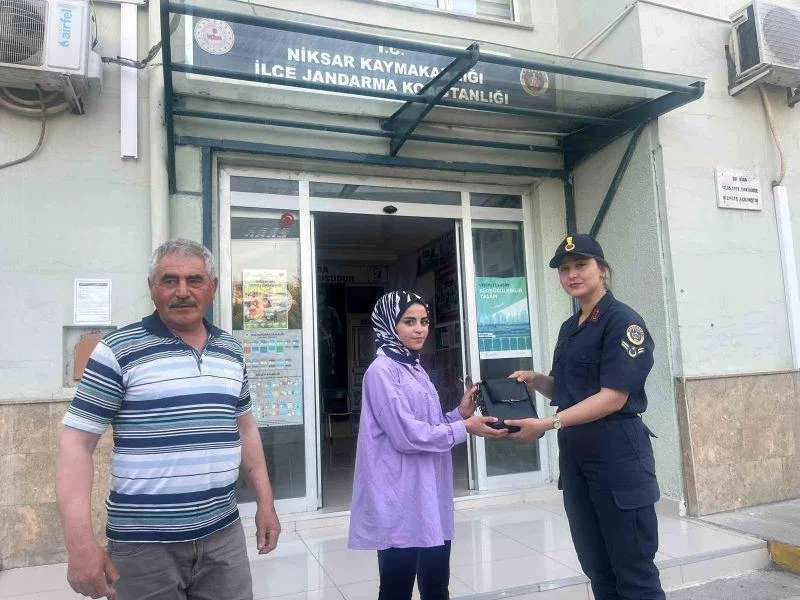 Jandarma kayıp çantayı sahibine teslim etti
