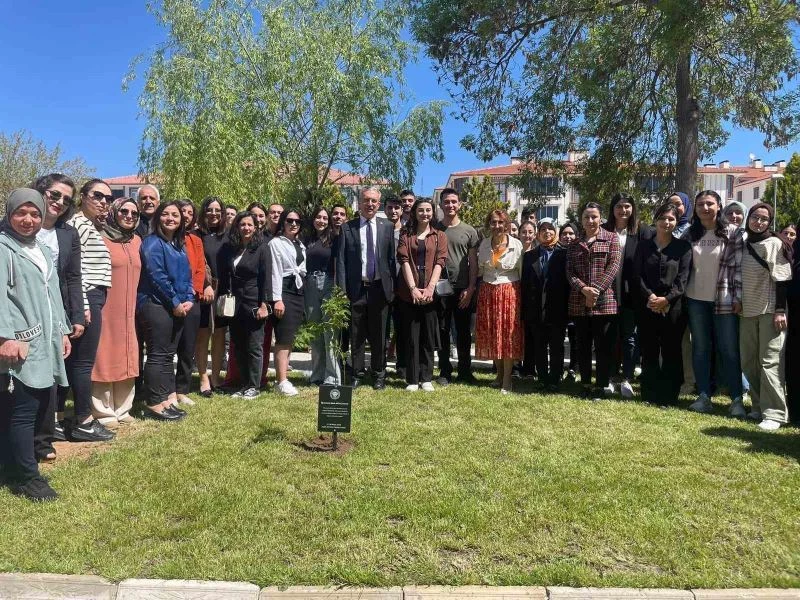 Depremde hayatını kaybeden öğrencilerin anısına fidan dikildi
