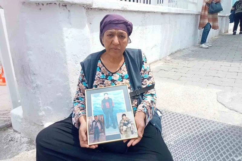 Kayıp çocuklarının kemiklerini 21 yıl sonra bulup defnettiler
