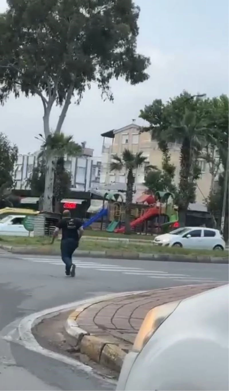 Yolun karşısına geçmek isteyenlerin karga ile imtihanı
