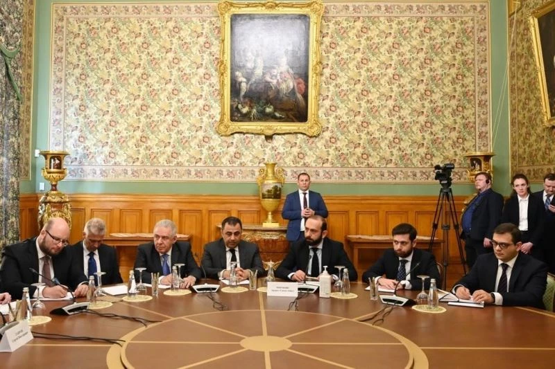 Lavrov, Bayramov ve Mirzoyan arasındaki üçlü görüşme başladı
