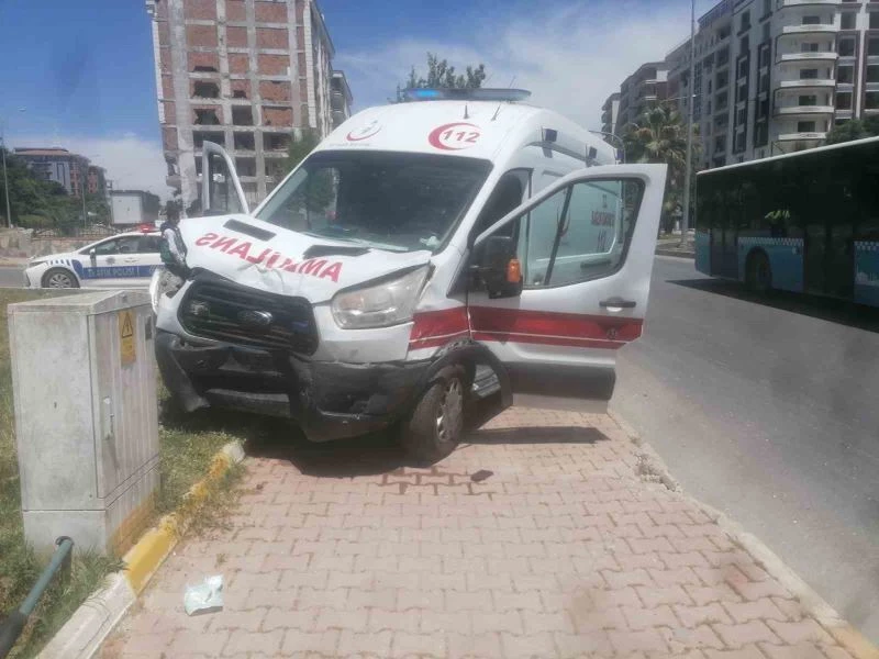 Ambulans ile otomobil çarpıştı: 2 yaralı
