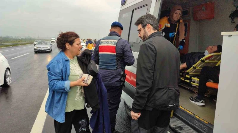 Otomobil bariyerlere girdi, kazaya duran araca başka bir otomobil çarptı: 3 yaralı
